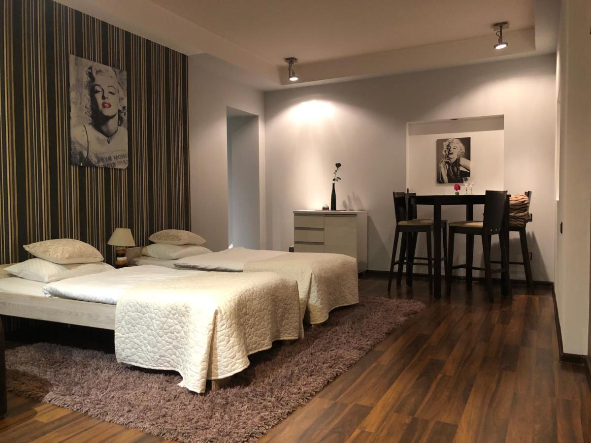 Апартаменты Apartament Tipton Еленя-Гура Экстерьер фото